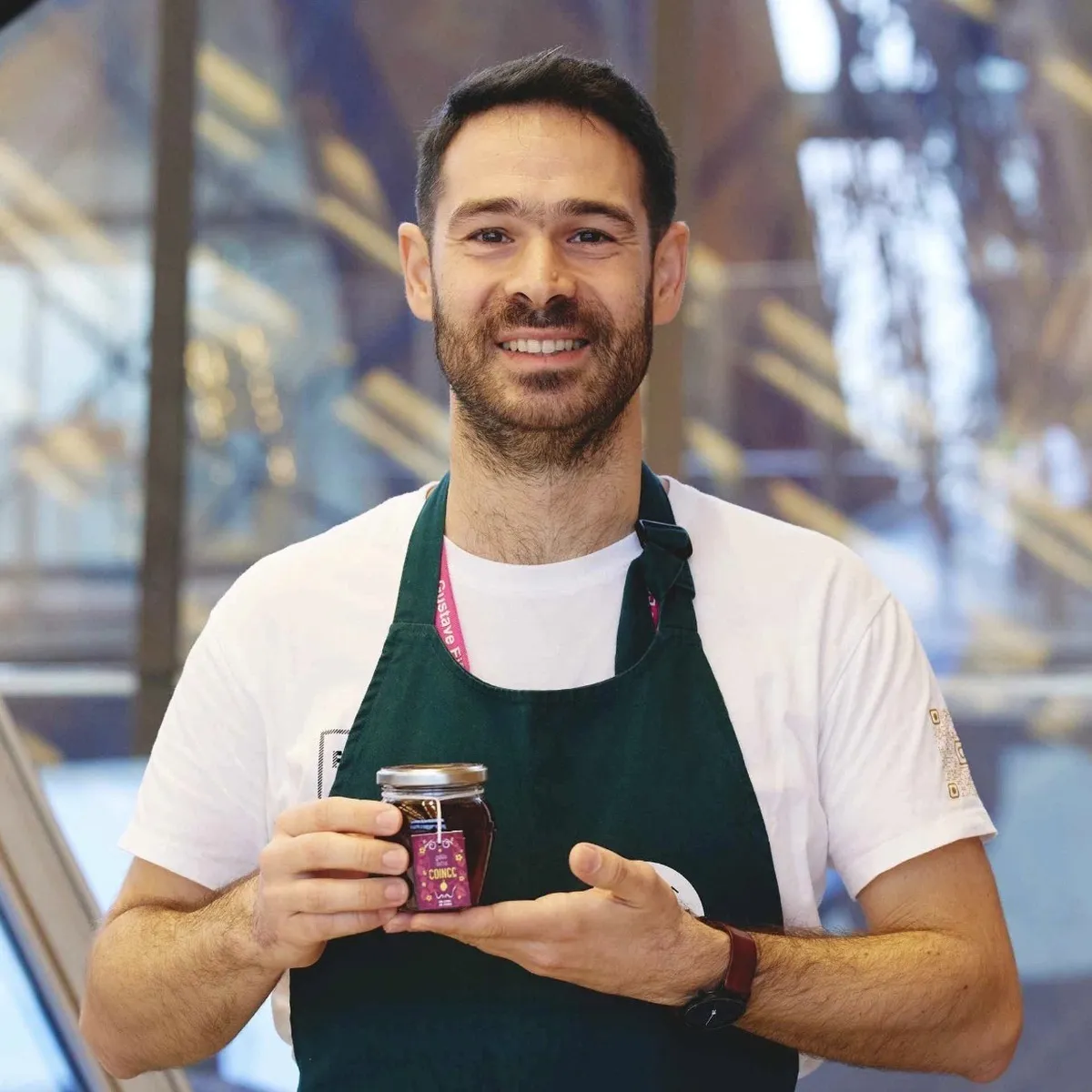 Kostas, confiturier urbain à Paris, présente un pot de confiture de coings