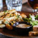 Quelles sont les astuces pour réussir un repas amoureux maison ?