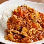 Découvrez le délicieux Mafé, un plat africain préparé avec une sauce à base de pâte d'arachide et de légumes accompagné de viande ou poulet